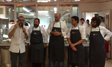 Gli chef della cena di ieri sera, al Refettorio Ambrosiano. Bottura al microfono con, da sinistra, Enrique Olvera, Carlos García, Rodolfo Guzmán e Matias Perdomo