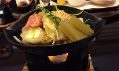 Sukiyaki (pentolino su fiamma) con pollo, cipolla, verdure e mirin (sakè dolce)
