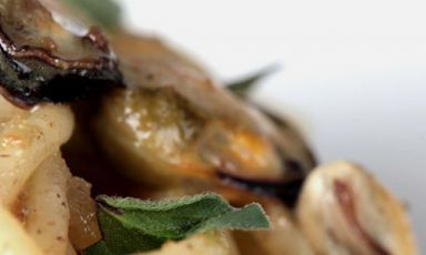 Particolare degli Spaghetti con cozze, origano fresco e e pane abbrustolito, piatto in carta dal primo giorno in cui aprì il Del Vuoto, 21 maggio scorso, telefono +39.02.94555592. Angelo Koyfalas, chef di questo "modern bistrò" in via Giambellino 12 a Milano cucina quasi tutto con la tecnica del sottovuoto