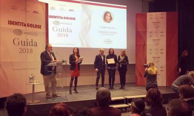 Un'immagine della presentazione della Guida di Identità Golose 2018 e in particolare della premiazione di Annalisa Zordan, firma del Gambero Rosso, come miglior food writer dell'anno. Oggi ci propone le sue rilfessioni sul tema scelto da Paolo Marchi per il prossimo Congresso di Identità Milano, dal 3 al 5 marzo 
