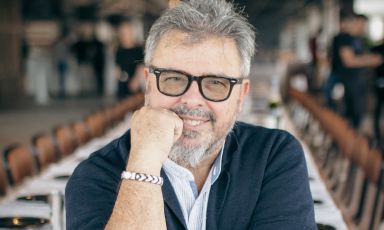 Donato De Santis durante una pausa dei lavori al suo ultimo locale, una food hall di 2500 m2 inaugurata da pochi mesi nel quartiere Palermo a Buenos Aires
