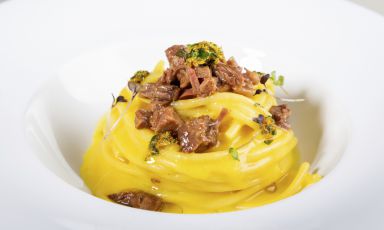 Ha luogo oggi a Dubai la ventesima edizione del World Pasta Day. Nella foto, lo Spaghetto Milano creato da Andrea Ribaldone nel 2015 a Identità Expo, un filone che avrà un degno seguito all'Hub di via Romagnosi, martedì 30 ottobre prossimo (foto OnStageStudio)
