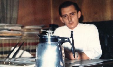 Peter Cardiello, entrepreneur from Campania who devised the Unimatic for the American market, a coffee machine half way between a moka and a percolator, no longer in production. A unique piece which becomes alive once again through his daughter's Elisabeth's memories
