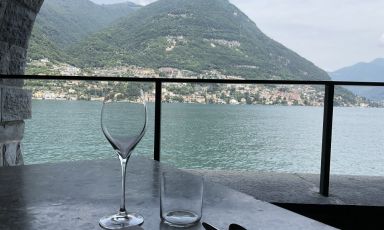 Tavoli affacciati sul Lago di Como, per goderne appieno il fascino 
