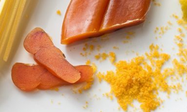 La pregiatissima bottarga di muggine di Cabras, in Sardegna
