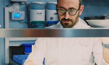 Davide Di Fabio, classe 1985, nato a Rho vicino Milano e cresciuto a Bellante, nel Teramano. Ha lavorato per 17 anni nella cucina dell'Osteria Francescana, prima di diventare lo chef di Dalla Gioconda
