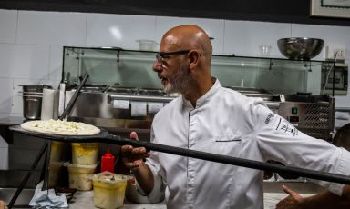 Franco Pepe sarà a Identità Golose Milano martedì 21 gennaio: il menu, di 4 portate più una entrée, sarà offerto al prezzo di 65 euro a persona, bevande escluse. Orario unico di prenotazione h20:00: per riservare il vostro tavolo, visitare la pagina dedicata sul sito ufficiale dell'Hub
