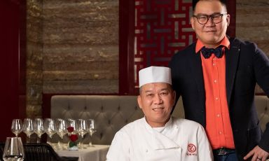 Le colonne del Bon Wei: Lo chef Zhang Guoqing insieme al figlio Zhang Le, che gestisce sala e cantina
