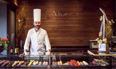 Il maestro Massimo Alverà dietro al bancone della sua pasticceria di Cortina d'Ampezzo. È ripartito di slancio dopo lo stop dei mesi scorsi
