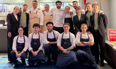 Foto di gruppo con gli chef ospiti e le brigate di sala e cucina di Identit&agrave; Golose Milano
