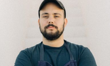 Jacopo Ticchi, classe 1994, chef e titolare di Da Lucio, a Rimini. Sarà uno dei relatori di Identità Milano 2024, lunedì 11 marzo, alle 12:15 in Sala Blu 1, all'interno della sezione di Identità di Pesce 
