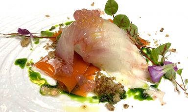 Carpaccio di dentice, sorbetto al cetriolo, gazpacho e cipolla è il Piatto dell'estate 2022 della chef Marina Ravarotto del ristorante ChiaroScuro a Cagliari
