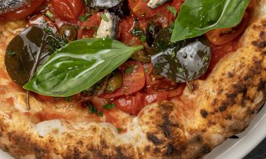 La Marinara Bove (pomodoro biologico, datterini cotti a vapore, aglio orsino, olive nere di Bonea, foglie di capperi di Salina, prezzemolo, alaccia di Lampedusa, basilico, olio evo Elaios): pizza bellissima e buonissima, ma nemmeno la più complessa tra quelle - eccellenti - proposte da Giuseppe Bove, chef pizzaiolo e patron del suo Il Segreto di Pulcinella a Montesarchio, a 18 km da Benevento

