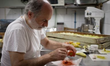 Corrado Assenza al lavoro con la frutta martorana al Caffè Sicilia di Noto (foto di Brian McGinn)
