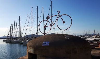 The hundredth Giro d'Italia started in Alghero (Sassari). At the top, winery Sella & Mosca, which Campari sold to Vittorio Moretti in November 2016
