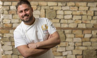 Classe 1985, napoletano doc, Diego Vitagliano fa parte della nuova generazione di giovani pizzaioli partenopei. È ripartito con slancio dopo il lockdown, nei suoi due locali di Bagnoli e Pozzuoli. Ce lo racconta Luca Sessa
