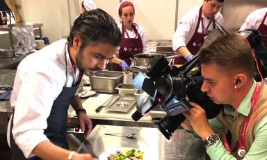 Matteo Baronetto, chef del Cambio di Torino, sotto le telecamere russe in occasione dell’International Economic Forum di San Pietroburgo, 24-26 maggio scorso
