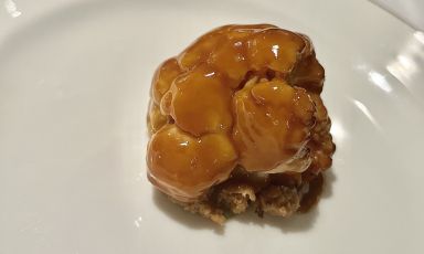 Il Cavolfiore gratinato, piatto simbolo di Niko Romito dal 2016, presente in versione evoluta anche nell'attuale menu invernale del ristorante Reale Casadonna a Castel di Sangro (L'Aquila). Il cuoco abruzzese terrà lezione sulle nuove frontiere del vegetale lunedì 30 gennaio, ore 15.10 nella Sala Auditorium del MiCo di via Gattamelata, Milano
