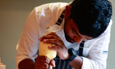 Dilip Lakmal Roche al lavoro. Classe 1994, è immigrato dallo Sri Lanka nel 2012 e ora è arrivato a guidare i fornelli del ristorante Classico di Napoli, che propone una cucina partenopea. Ovviamente, lo chef le conferisce una nota diversa, legata alle sue origini asiatiche. Esito: da applausi
