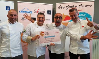 Sergio Dondoli, secondo da destra, pronto per giudicare i gelatieri in concorso al Sigep Gelato d’Oro 2019, 19-21 gennaio 2019, preliminare della X Coppa del Mondo di Gelateria, in programma fra un anno
