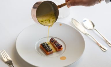 Trota, limone salato, caviale e cardamomo è il Piatto della bella stagione di Martin Lazarov, executive chef del ristorante Principe di Belludia a Il San Corrado di Noto, Siracusa
