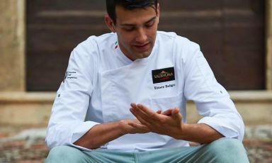 Ettore Beligni, dopo due anni da pastry chef al ristorante Arnolfo di Colle Val d’Elsa («Considero Gaetano Trovato un maestro») e otto mesi come chef de partie nel tristellato The Fat Duck in Inghilterra, è approdato al Mandarin Oriental sul lago di Como

