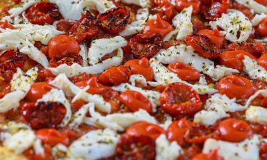 Tra le insegne a tema pizza da non perdere in Sardegna, la pizzeria Re | Mi a Sassari. Ha vinto il Premio Rivelazione dell'anno della nostra Guida alle Pizzerie e ai Cocktail Bar d'autore 
