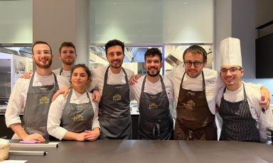 Lo chef Alessandro Negrini col team di Identità Golose Milano durante la serata Ascovilo
