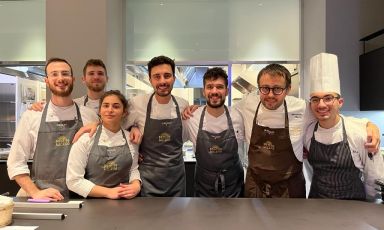 Lo chef Alessandro Negrini col team di Identità Golose Milano durante la serata Ascovilo
