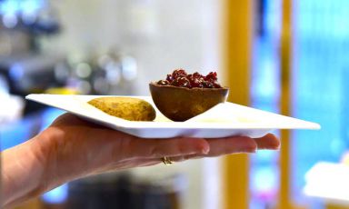 Alcuni dolcetti di AMAti!, la pasticceria crudista a Milano
