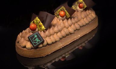 Sapori di Sicilia, una delle tortìe signature della pasticceria Alfa di Palermo: base sablée, frangipane alle mandorle, fragole spadellate al Cointreau, bavarese al pistacchio, composta al mandarino e mousse al cioccolato al latte
