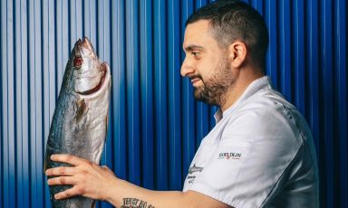 Gaetano Torrente da del tu al mare e ai suoi prodotti, come ha imparato a fare da suo padre Pasquale. Sarà protagonista mercoledì 12 marzo alle 20 all'Eataly Smeraldo di Milano, nell'ambito del ciclo “Giovani Talenti: incontro con la cucina del futuro”, in collaborazione con Identità Golose
