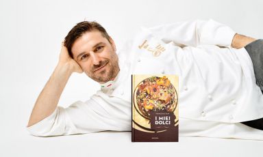 Francesco Elmi col suo libro I miei dolci, edito da Minerva (per acquistarlo online clicca qui)

