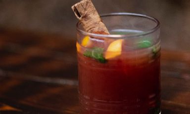 Nostro viaggio tra i migliori cocktail bar dui Varese. Qui siamo da Ultimo, ad assaggiare un Hot Punch, drink invernale a base di rum e gradevolmente caldo
