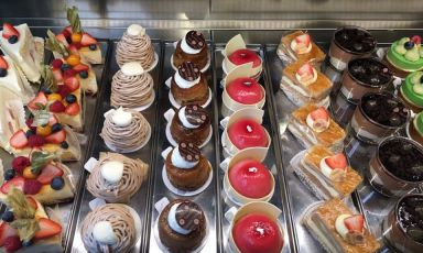 Alcuni esempi di Yogashi: sono dolci giapponesi preparati con tecniche occidentali, spesso arricchiti con ingredienti nipponici. Questi in particolare sono firmati dal pasticciere Takashi Ochiai della Pasticceria Ochiai di Barcellona, che parteciperà al seminario organizzato da JETRO proprio per parlare di queste tecniche
