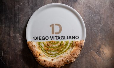 Una pizza omaggio alla capitale, la Capitolina: crema di cacio, pepe cuvee, pesto di noci e curcuma, pesto di basilico, olio extravergine d'oliva
