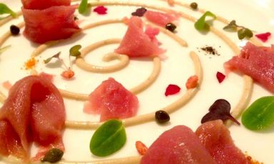 Il Tonno tonnato di Marcello Trentini, un classico crudo di tonno con vortice di salsa tonnata, erbe, aromi, e spezie. Dal 2003 chef del Magorabin di corso San Maurizio 61 a Torino, telefono +39.011.8126808, Trentini è ambizioso da subito: lavora per firmare i tratti di una "nuova cucina piemontese" (foto Passera)