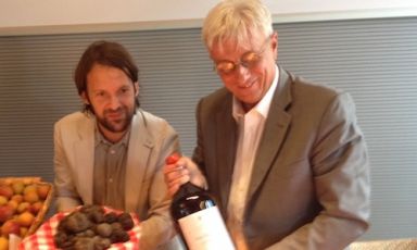 A sinistra, Renè Redzepi del ristorante Noma di Copenaghen, premiato domenica scorsa da Luciano Bertello, presidente dell'Enoteca del Roero di Canale, Cuneo, con "Orti e frutteti. Un paesaggio di casa", un premio in passato riservato ad altri grandi protagonisti della cucina mondiale come Alain Ducasse, Michel Bras, Antonio Santini. Un bagno di folla per il cuoco danese, che ha ringraziato dando alcune ghiotte anticipazioni sul presente e futuro della sua insegna