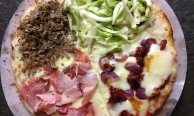 Quattro spicchi di bontà al Due Gatti di Parma: dall'alto in senso orario, Puntarella di luna (fiordilatte, puntarelle, alici, olio agli agrumi e aglio nero), Aspromonte (pomodoro, fiordilatte, provola affumicata, ‘nduja e cipolla), Don Camillo (fiordilatte, crema di parmigiano, cipolline borettane cotte nella fortana, spalla cotta di San Secondo Antica Ardenga) e Fragno (fiordilatte, fontina, uovo biologico e tartufo nero di Fragno) 
 