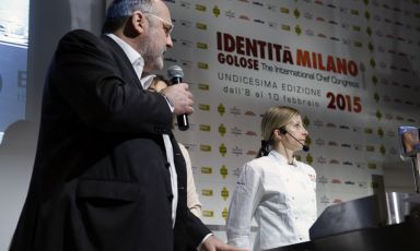 Paolo Marchi mentre presenta una delle lezioni di Identit&agrave; Naturali,&nbsp;la prima, quella che ha visto come protagonista Loretta Fanella