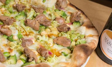 Come conciliare arte della pizza con tradizione gastronomica giapponese? Ci ha provato recentemente lo chef Nobuya Niimori, del Sushi B di Milano, ideando la pizza Tori No Teriyaki (vedi foto). Racconta la sua esperienza a Identità Golose. Il pezzo è uscito in anteprima per Identità di Pizza, la newsletter che Identità dedica al mondo dei lievitati. Per riceverla regolarmente (e gratuitamente) basta iscriversi qui
