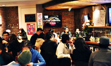 Sake Bar Hagi a Midtown New York. Uno sterminato locale di cucina giapponese e tra gli indirizzi preferiti di Daniel Humm per un bicchierino di sakè sul tardi (foto savory-bites.com)