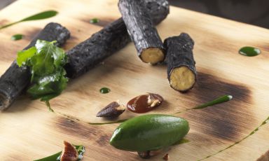 Cioccolato bruciato e prezzemolo bollito, un dolce in carta ora al Ristorante Cracco di Milano. Lo firma Luca Sacchi, sous chef e pasticciere dell'insegna del vicentino Carlo Cracco in via Victor Hugo 4, telefono +39.02.876774