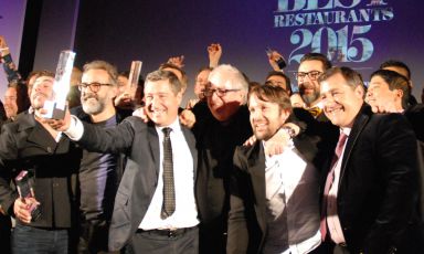 Foto ricordo a Londra al termine della serata dedicata all&rsquo;edizione 2015 dei World&rsquo;s 50 Best Restaurants. Da sinistra verso destra: Jordi Roca (primo assoluto come nel 2013 assieme ai due fratteli), Massimo Bottura (secondo, mai uno chef italiano si &egrave; spinto cos&igrave; in alto), Joan Roca, Juan Mari Arzak (monumento della cucina spagnola), Ren&eacute; Redzepi (terzo) e Joan Roca. Con il 2016 si cambia: la cerimonia si sposta, cambiando sponda dell&rsquo;Atlantico, da Londra a New York