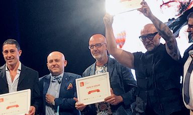 La giornata di premiazioni della terza edizione a Napoli, martedì 23 luglio, della guida alle 50 Top Pizza, si è conlusa così, tutti sul palco a festeggiare una vittoria per due: Franco Pepe e Francesco Martucci.
