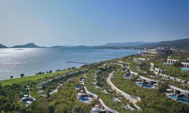 Lo scorso 15 agosto il gruppo Mandarin Oriental ha debuttato in Grecia con l’inaugurazione
del primo resort a Costa Navarino, circondato dalla bellezza del Peloponneso
