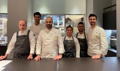 Foto di gruppo a fine servizio per Alessandro Tormolino, i suoi collaboratori e la brigata di cucina dell'Hub
