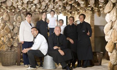 Enrico Bergonzi, seduto a sinistra, con la sua famiglia, tre generazioni che preseguono (o proseguiranno) il lavoro iniziato 240 anni fa Al Vèdel, ristorante di tipicità emiliane, e al Podere Cadassa, che produce grandi insaccati a Colorno, Parma
