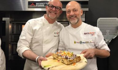 Denis Lovatel, a sinistra, a Identità Golose 2019, allo stand Moretti Forni, con Moreno Cedroni. I due sono stati insieme protagonisti di una masterclass
