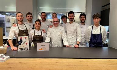 Gaetano Trovato con la brigata di cucina di Identità Golose Milano e alcuni dei ragazzi della brigata di Arnolfo, che l'hanno seguito a Milano per la cena speciale nell'Hub
